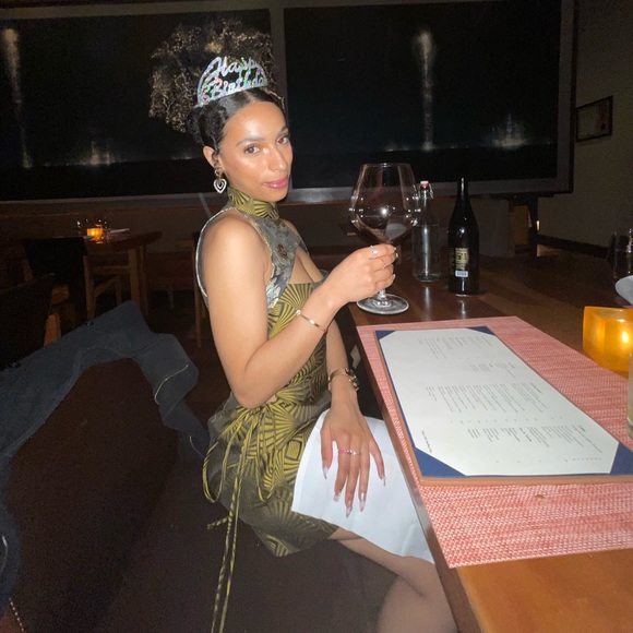 Meet your Posher, Jezarelle - Picture 3 of 4